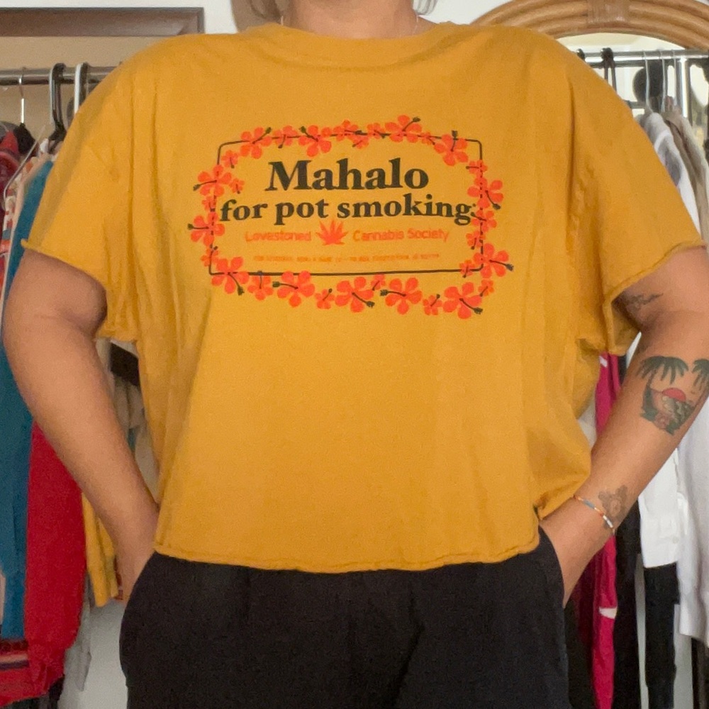 NWT cropped “mahalo” tee